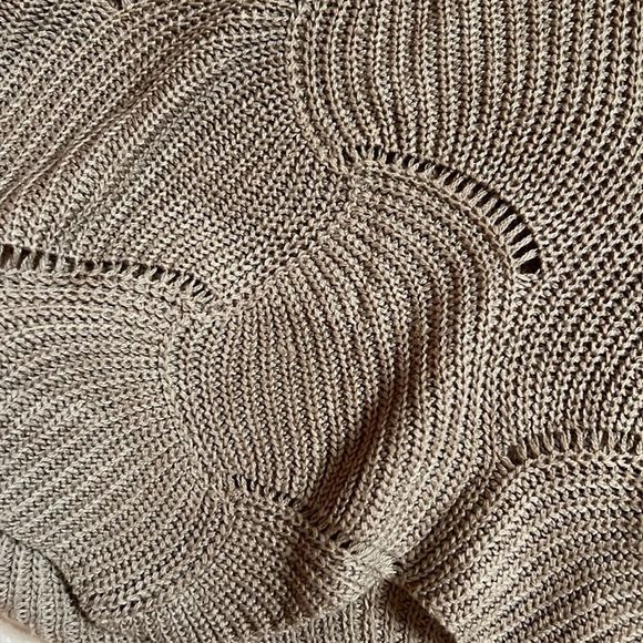 💕Cute off the shoulder top 💕 - Picture 3 of 5